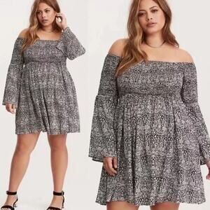 TORRID Black & White Abstract Floral Print Smocked Bell Sleeve Dress Plus Sz 3X